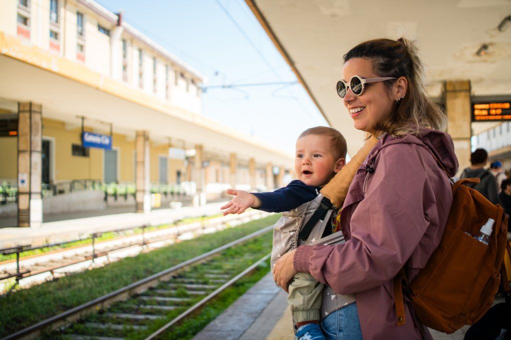 Voyager en train avec un bébé en 2026 : astuces, tarifs SNCF et matériel